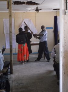 Solomon och Winny i ett drama när Joyce undervisar om Gud och det onda. Varöfr stoppar inte Gud det onda?