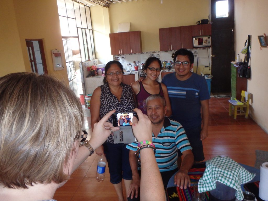 Missionssekreterare Rakel Smetana fotograferar delar av pastorsfamiljen i San Antonio, Chiclayo.