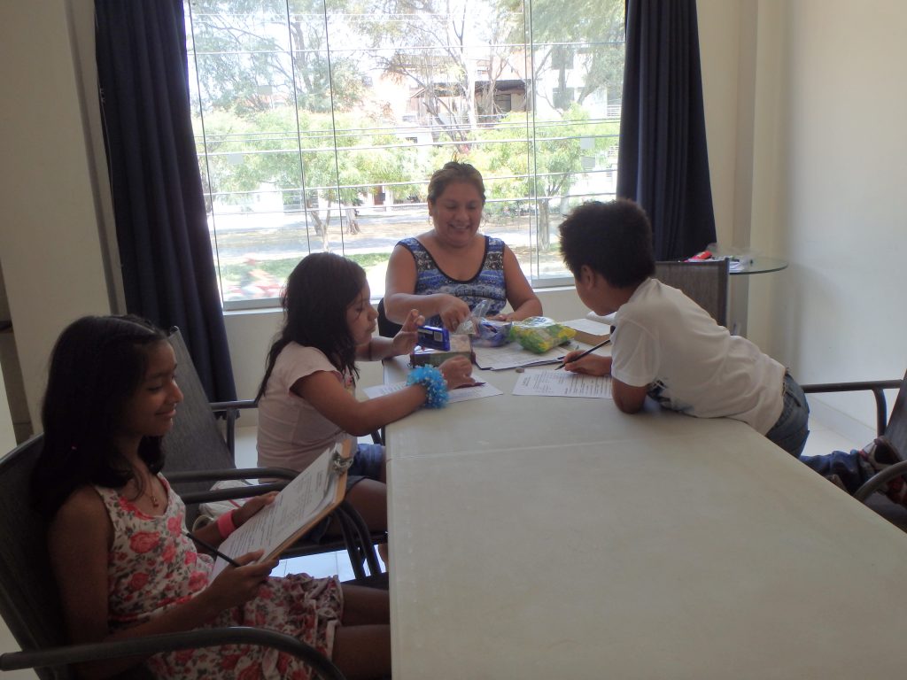 Söndagsskola under gudstjänsten i Piura.